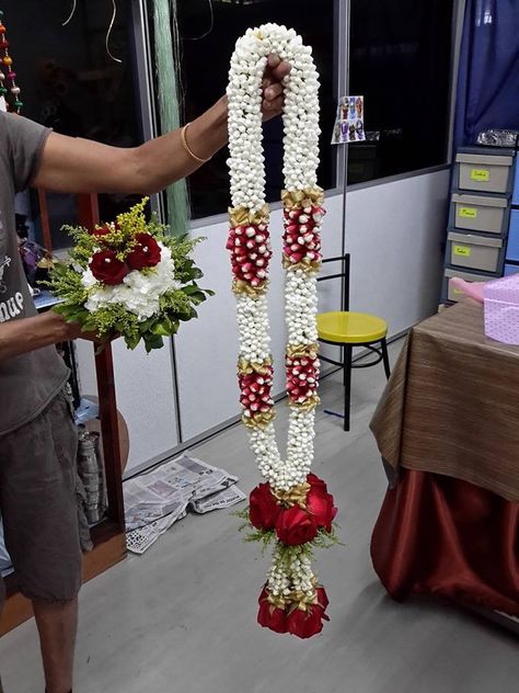 Wedding Garland Ideas, Garlands Wedding Indian Flower, Wedding Garlands Indian, Varmala Indian Weddings, Garland Wedding Indian, Garlands For Wedding, विवाह की दुल्हन, Indian Wedding Garland, Indian Wedding Flowers