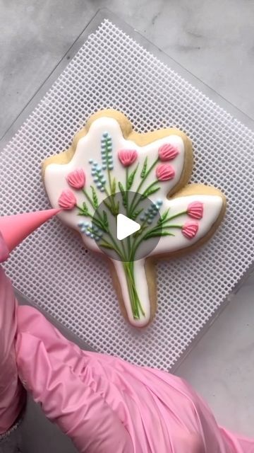 Wedding Cookies Decorated, Cutout Cookie, Cookie Decorating Icing, Flower Sugar Cookies, Royal Icing Flowers, Flower Ice, Decorated Cookies Tutorial, Blossom Cookies, Leaf Cookies