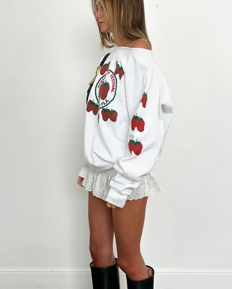 Vintage strawberry sweatshirt 🍓 Strawberry Sweatshirt, Strawberry Outfit, Park Outfit, Vintage Strawberry, Female Clothes, Fit Check, Spring Summer Outfits, Moose, Vanilla