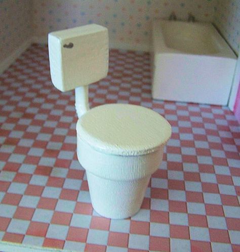 Five Dollar Dollhouse-easy toilet Miniature Bathroom, Barbie Crafts, Craft Work For Kids, Dollhouse Bathroom, Dollhouse Diy, Doll Furniture Diy, Diy Barbie Furniture, Maker Project, Doll Diy