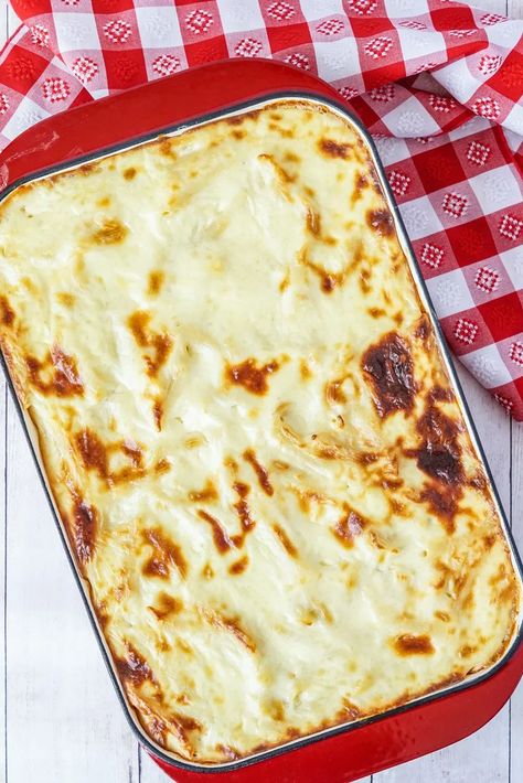 Macarona Bechamel, Bechamel Recipe, Middle East Recipes, Iftar Recipes, Spiced Beef, Baked Pasta, Baked Pasta Recipes, Egyptian Food, Lebanese Recipes