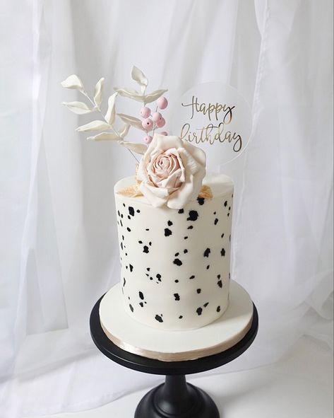 Dalmatian Smash Cake, Dalmatian First Birthday, Dalmatian Party Ideas, 101 Dalmation Birthday Party, Dalmatian Cake Ideas, Dalmatian Birthday Cake, 101 Dalmatians Cake, Dalmatian Birthday Party, Dalmation Cake