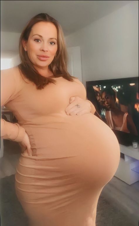 Feel free to dm:) Huge Pregnant Belly, Pregnant Plus Size, Big Pregnant Belly, Maternity Pin Up, Pregnant Actress, Pregnant Bellies, Big Pregnant, Pregnancy Belly Photos, Belly Photos