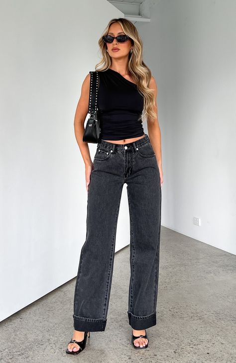 Feel like the best version of yourself in the Always Be Yourself Low Rise Straight Leg Jeans Black Acid Wash. These low rise, relaxed fit jeans feature wide leg style, silver button closure, folded cuff hem design & zip at front, belt loops and 5 pocket design. We love this paired with a cute crop and sneakers for the perfect weekend look!  - 100% Cotton - Em is 171cm & is wearing an XS - Ash is 166cm & is wearing an XS Nice Black Jeans Outfit, Womens Casual Streetwear, Women Casual Wear, Lazy Street Style, New Style Outfits For Women, Going Out Outfits Late 20s, Black Jean Going Out Outfit, What To Pair With Jeans, Comfortable Street Wear