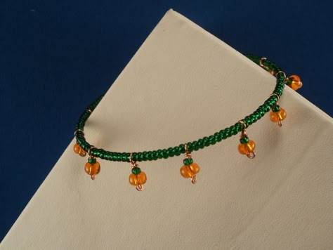 Lil' Pumpkin Patch Bracelet Halloween Jewelry Diy, Halloween Jewellery, Halloween Beaded Jewelry, Memory Wire Jewelry, Fall Bead, Autumn Bracelet, Bead Tutorials, Halloween Bracelet, Embroidery Bracelets