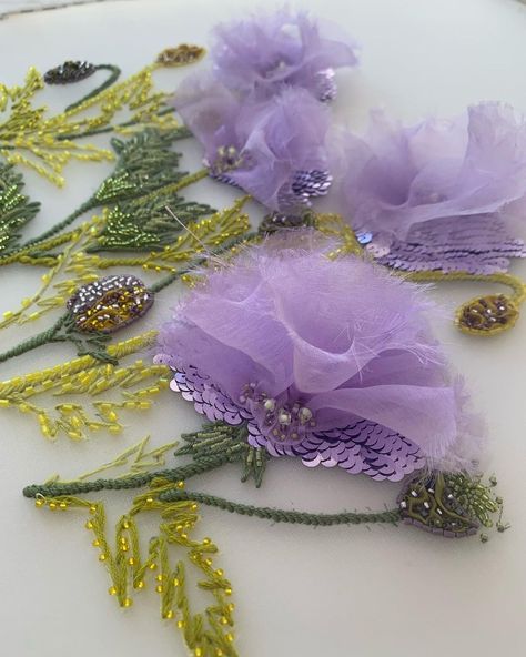 Fabric Embellishments Ideas, Motifs For Embroidery, Fabric Embroidery Design, Floral Embroidery Designs, Motif Baroque, Silk Ribbon Embroidery Patterns, Tambour Beading, Haute Couture Embroidery, Diy Hair Accessories Ribbon