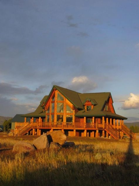 Log House Exterior, Western House Ideas, Country House Exterior, Log Homes Exterior, Log Cabin Exterior, Log Cabin Style, Cabin Style Homes, Log Home Designs, Log Home Floor Plans