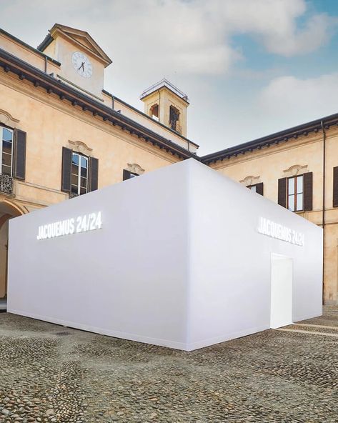 jacquemus installs all-white 24-hour vending machine in milan Retail Space Design, Temporary Structures, Brand Pop, Retail Concepts, Street Marketing, The Cloisters, Retail Experience, Brand Development, French Brands