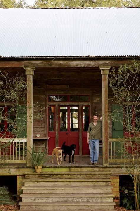 Originally built in the 1840s, this Creole cottage sits between a sugarcane field and Bayou Teche in Franklin, Louisiana Creole Cottage House Plans, Bayou Cottage, Cajun Cottage, Acadian Style Homes, Bayou House, Creole Cottage, French Creole, Southern Porches, Louisiana Style