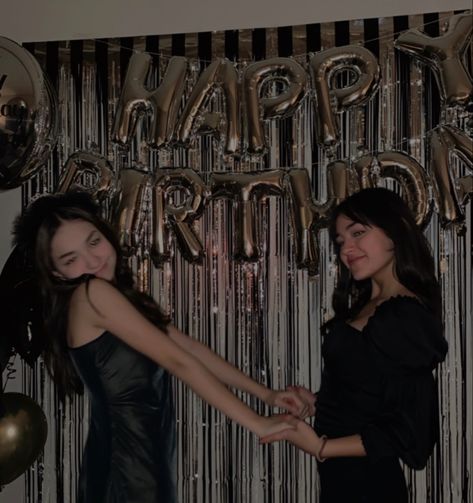 Birthday Bff Pictures, Bff Birthday Pictures, Bestie Birthday Pictures, Cute Birthday Pics With Friends, Bestie Birthday Aesthetic, Best Friend Birthday Poses, Birthday Picture Ideas Friends, Birthday Friends Photo, Bestie Birthday Pics