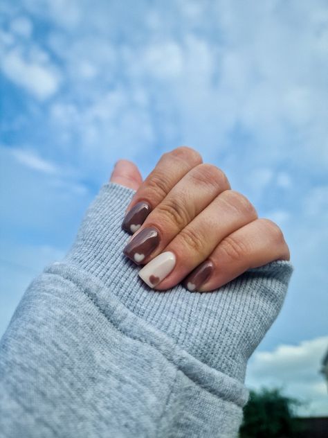 Autumn nails 
simple nail art 
Heart nail heart
Autumn colours
Autumn nails 2023
Autumn 2023
Autumn simple nails Autumn Nails With Heart, Cute Nails Heart Design, Autumn Nails Simple, Simple Heart Nails, Autumn Nails 2023, Nail Art Heart, Nail Heart, Brown Acrylic Nails, Simple Nail Art