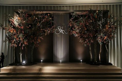 Kaidang Design on Instagram: “Dark brown backdrop inspired by the tree in autumn.  Wedding planner : @ijweddingplanner  Wedding decoration : @kaidangdesign . .…” Gold Backdrop Wedding, Tree In Autumn, Brown Backdrop, Photowall Ideas, Opulent Wedding, Flower Backdrop Wedding, Corporate Event Design, Wedding Hall Decorations, Reception Backdrop