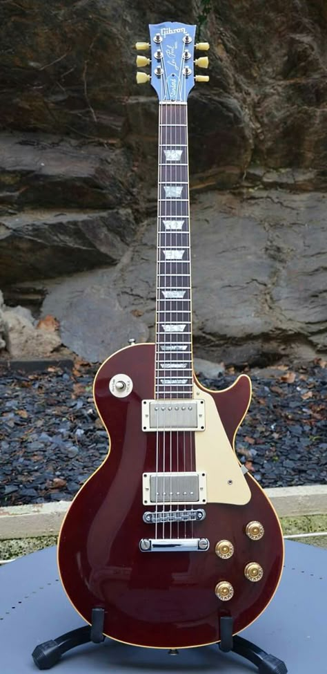 Red Gibson Les Paul, Les Pauls Guitar, Red Les Paul Guitar, Red Gibson Guitar, Gibson Acoustic Guitars, Aesthetic Electric Guitar, Red Les Paul, Electric Guitar Gibson, Gibson Guitars Les Paul