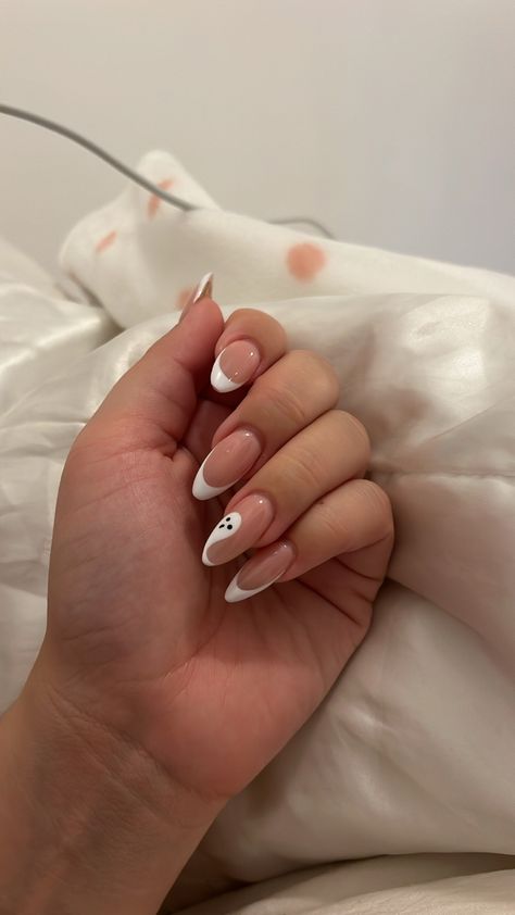 Ghost Nails With Bow, Halloween Nails Square Ghost, Natural Wedding Nails Almond, Nail Ideas Simple Halloween, Cute Simple Autumn Nails, White Base Halloween Nails, October Nails Ideas Simple, French Tip With Ghost Nails, Bat Nails French Tip