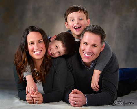 Casual, fun family pose, Jack Dog Studio Family Photography Family Studio Photoshoot, Family Photos Poses, Studio Family Photography, Family Photo Studio, Family Studio Photography, Sejarah Kuno, Cute Family Photos, Studio Photoshoot Ideas, Family Photoshoot Poses