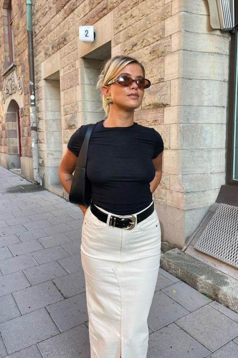 Scandi style outfit with tight black t-shirt and white jean skirt, SKIMs dupe linked. Estilo Hailey Baldwin, Matilda Djerf Style, Stile Blair Waldorf, Adrette Outfits, Fest Outfits, Matilda Djerf, Corporate Outfits, Langer Rock, Estilo Chic