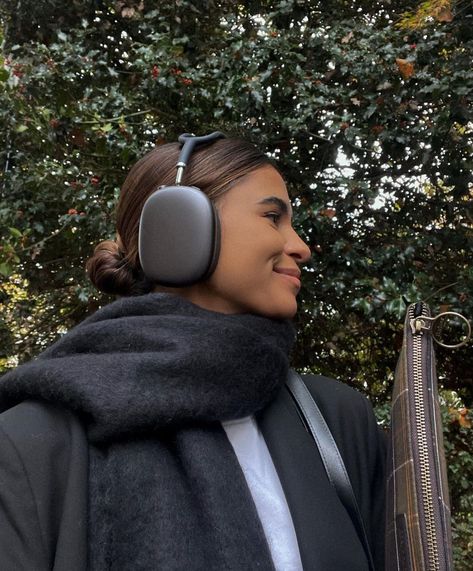 Emitaz Instagram, Headphone Outfit, Emelie Lindmark, Max Aesthetic, Headphones For Iphone, Aesthetic Objects, Apple Headphone, Girl With Headphones, Peach Aesthetic