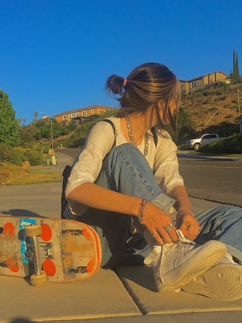 Stile Ragazza Skater, Skater Girl Aesthetic, Skate Vibes, Photographie Indie, Bekväma Outfits, Skate Aesthetic, Skater Vibes, Skateboard Aesthetic, Converse Outfits