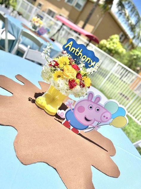 George Pig Party Ideas, Peppa Pig Table Decoration, Peppa Pig Centerpiece Ideas, Peppa Pig Centerpiece, Bday Party Boy, George Pig Birthday Party, George Pig Party, George Pig Birthday, Peppa Pig Birthday Party Decorations