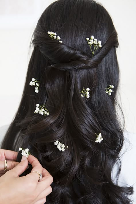 Love this look! Trendy Wedding Hairstyles, Spring Hairstyles, Everyday Hairstyles, Peinados Faciles, Brunette Hair, Flower Fashion, Down Hairstyles, Prom Hair, Flowers In Hair