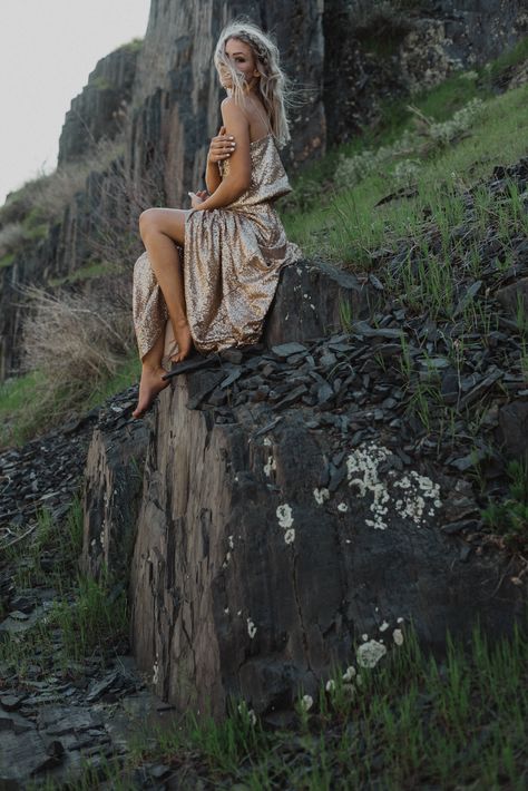 Beach Rock Photoshoot, Poses On Rocks, Nature Model Photoshoot, Rock Photoshoot Ideas, Cliff Photoshoot, Rocks Photoshoot, Icelandic Women, Cliff Photography, Rock Photoshoot