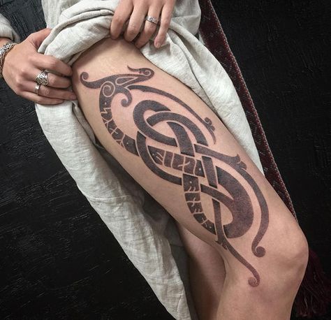 Urnes Styled Thigh-Piece For A Spanish Viking Jormungandr Tattoo, Runes Tattoo, Viking Tattoo Symbol, Backpiece Tattoo, Art Viking, Vikings Tattoo, Serpent Tattoo, Armor Tattoo, Rune Tattoo