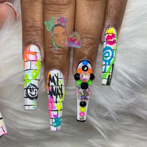 #nailart #dopenails #coolnails #litnails #firenails #graffitinails Graffiti Nail Art Design, Graffiti Art Nails, 80s Theme Nails, Graffiti Heart Nails, Graffiti Nails Acrylic, School Themed Nails, Grafitti Nails, Trap Nails, Graffiti Nail Art