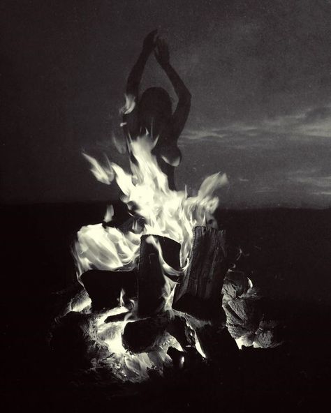 Nona Limmen, Dark Witch, Evil Dead, Season Of The Witch, Beltane, Witch Aesthetic, Mother Of Dragons, Throne Of Glass, Dark Photography