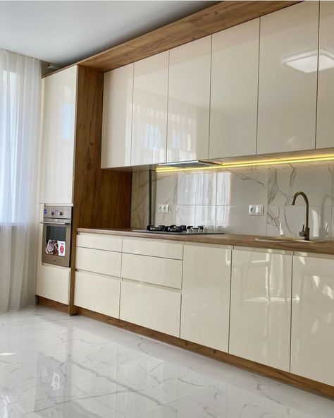 Beige Glossy Kitchen, Beige Modular Kitchen, Kitchen Glossy Cabinets, Laminate Kitchen Design, Glossy Kitchen Cabinets Modern, Beige Kitchen Ideas Modern, Beige Cabinets Kitchen, Beige Color Kitchen, Glossy Kitchen Cabinets