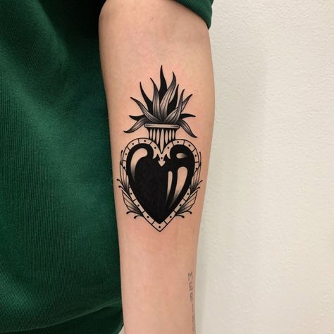 Latin Traditional Tattoo, Black Work Heart Tattoo, Cute Sacred Heart Tattoo, Sacred Heart Traditional Tattoo, Sacred Heart Tattoo Traditional, Traditional Sacred Heart Tattoo, Traditional Flower Tattoo Design, Traditional Tattoo Heart, Traditional Tattoo Cover Up