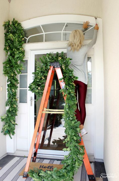 How to Decorate Your Porch for Christmas in a Warm Climate Christmas Outdoor Garland, Exterior Christmas Decorations, Desert Christmas, Porch Garland, Christmas Front Porch Decor, Garden Christmas Decor, Decorate House, Outdoor Christmas Diy, Outdoor Garland