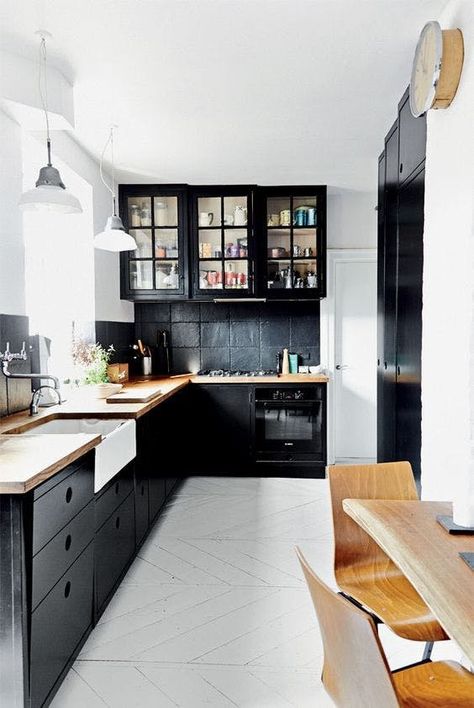 Black Kitchen Decor, Interior Boho, Black And White Kitchen, Gravity Home, Butcher Blocks, New York Loft, Butcher Block Countertops, Black Kitchen, Black Cabinets