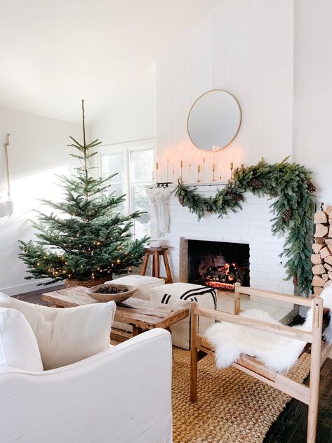 Step Inside a Dreamy, Minimal Holiday Home | The Everygirl Christmas Crunch, Navidad Natural, Minimalist Christmas Decor, Natural Christmas Decor, Minimal Christmas, Neutral Christmas, Dekor Diy, Simple Christmas Decor, Christmas Decor Inspiration