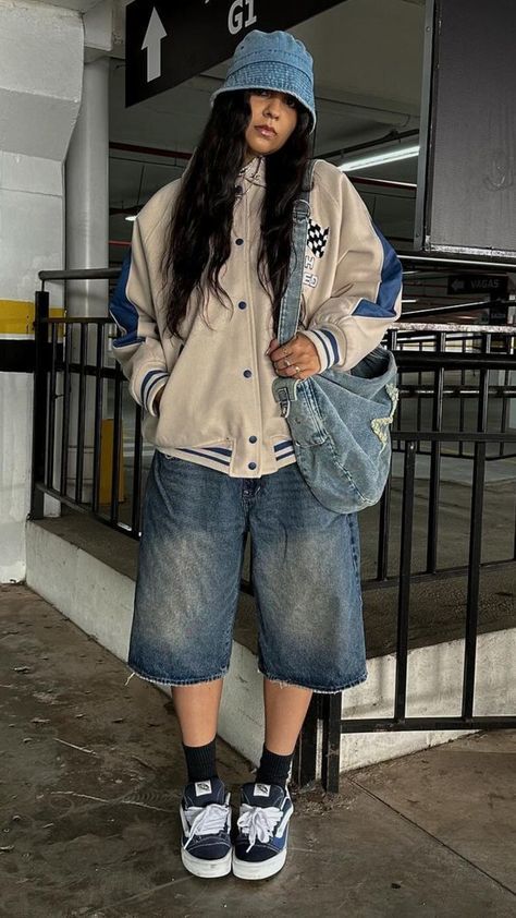 Winter Jorts Outfit, How To Style Baggy Shorts, Cross Bag Outfit, Denim Bag Outfit, Streetwear Fashion Girl, Skater Style Outfits, Varsity Jacket Fits, Varsity Fashion, Cross Body Bag Outfit