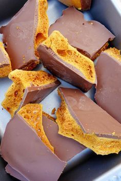 Cinder Toffee, Gastronomische Desserts, Honeycomb Recipe, Chocolate Honeycomb, Toffee Candy, Homemade Sweets, Candy Recipes Homemade, Homemade Candies, Fudge Recipes