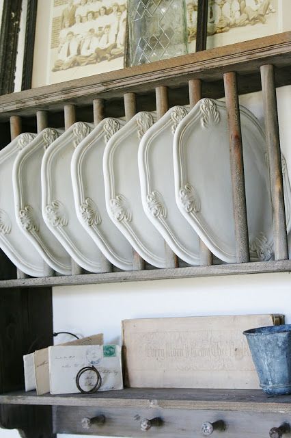 Reuse Furniture, Simple Vintage Style, Shabby Farmhouse, Plate Storage, Plate Rack, Bird Plates, Farmhouse Porch, Shabby Style, Plate Racks