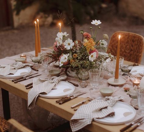 Circle Table Centerpiece Wedding, Round Wedding Tables, Apple Wedding, Diy Backyard Wedding, Theme Inspiration, Circle Table, Party Tablescapes, Yosemite Wedding, Wedding Tablescape