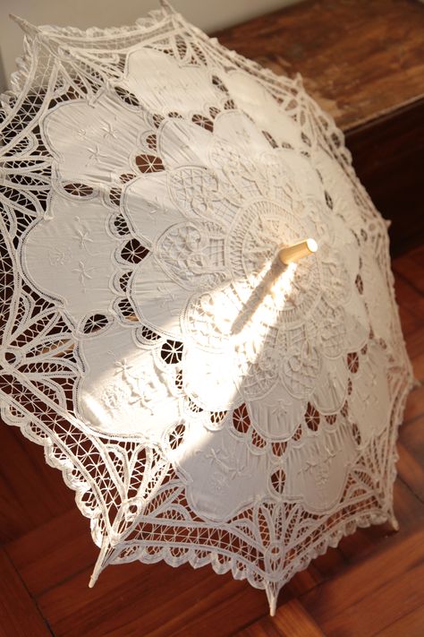 Vintage Lace parasol, cream and off white thick lace.  http://www.laceyk.com/product/lace-parasol/ White Lace Umbrella, Parasol Aesthetic, Victorian Parasol, White Parasol, Vintage Parasol, Fancy Umbrella, Parasol Wedding, Lace Umbrella, Lace Parasol