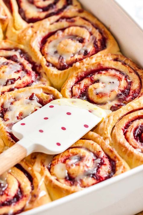 Cinnamon Cranberry Bread, Festive Cinnamon Rolls, Cinnamon Roll Alternative, Different Cinnamon Rolls, Christmas Sweet Rolls, Cranberry Cinnamon Rolls, Cinnamon Rolls Topping Ideas, Orange Cinnamon Rolls Homemade, Specialty Cinnamon Rolls