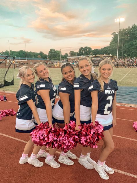 Cute Cheerleader Outfits, Cheer Hairstyles, Football Hairstyles, Outfits Japanese, Cheerleading Poses, Cheer Photos, Girly Games, Sideline Cheer, Cheer Photography