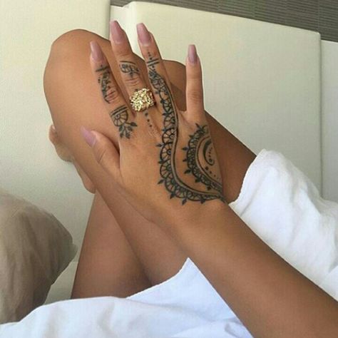 Back Henna Tattoos, Forearm Sleeve Tattoo Women Unique, Arabic Hand Tattoo, Henna Tattoo Designs Sleeve, Henna Tattoo Designs Black Women, Hand Tattoos Henna, Beachy Henna, Tattoo Main, Cover Drawing