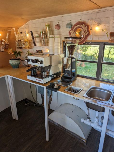 Vintage Camper Coffee Shop, Camper Coffee Trailer, Coffee Caravan Ideas, Mobile Coffee Truck Interior, Tea Truck Ideas, Coffee Trailer Set Up, Coffee Shop Camper, Coffee Camper Food Truck, Mobile Coffee Bar Trailer