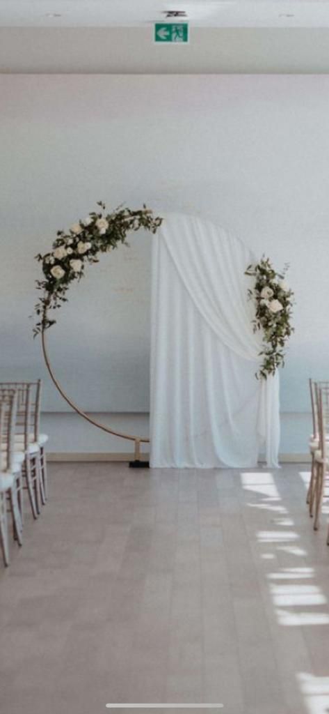 Minimalistic Wedding Alter, Wedding Arch Hoop Ideas, Wedding Alter Hoop, Ring Backdrop Decor, Round Arch Backdrop Wedding, Decorating Circle Wedding Arch, Simple Wedding Backdrop Outdoor, Round Arch Draping, Hoola Hoop Wedding Decoration