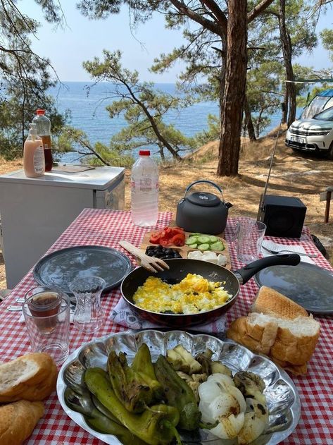 Top 15 Easy Camping Meals for the Family: Quick, Delicious Recipes for Outdoor Adventures Simple Camping Meals, Camping Lunch Ideas, Camping Dinner Ideas, Easy Camping Food Ideas, Easy Camping Food, Lunch Ideas Easy, Campfire Snacks, A Soft Life, Camping Lunch