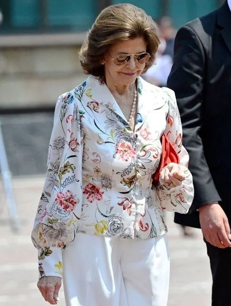 State visit made by King Carl Gustaf and Queen Silvia to Mexico, 2nd day Floral Print Jacket, Palace Of Fine Arts, Queen Silvia, Children's Rights, Print Jacket, White Pants, Royal Family, Royalty, Floral Print