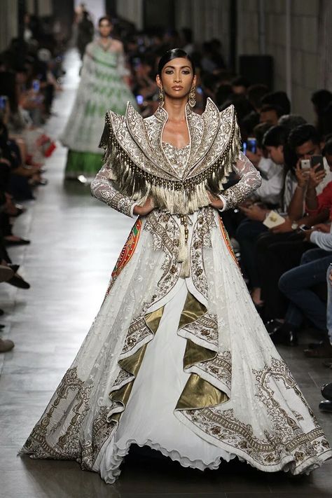 Indian Fashion Runway, India Fashion Week Indian Couture, Indian Runway Fashion, Indian Runway, Jeans For Tall Women, India Fashion Week, Serin, Fashion Sketches Dresses, Vogue India