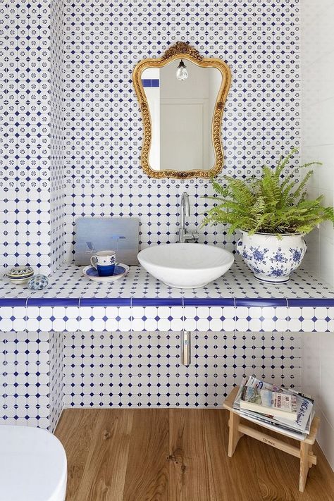 Blue and white tile. Classy Bathroom, Interior Farmhouse, Modern Bathroom Interior, Decor Ikea, Bad Inspiration, Interior Colour, Bad Design, White Tiles, A Mirror