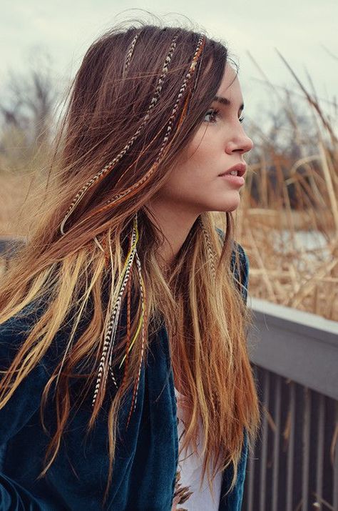 27 Easy Festival Hairstyle Ideas from Pinterest - theFashionSpot Surf Hair, Black Ginger, Feather Hair Extensions, Hippie Hair, Judi Dench, Feather Hair, Vegan Hair, Trending Hairstyles, Feathered Hairstyles