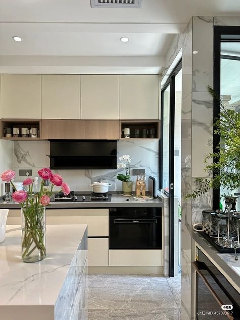 Modern Villa Aesthetic, Pretty Apartment Kitchen, Modern Home With Plants, Clean Aesthetic Kitchen, Douyin Apartment, Fernanda Ramirez Apartment, Kitchen Aesthetic Apartment, Aesthetic Kitchen Modern, New York Apartment Kitchen