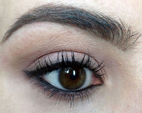 Eyeliner Waterline, Cut Crease Eye Makeup, How To Do Eyeliner, Eyeliner For Beginners, Eyeliner Styles, Eye Liner Tricks, How To Apply Eyeliner, Shimmer Eyeshadow, Winged Liner